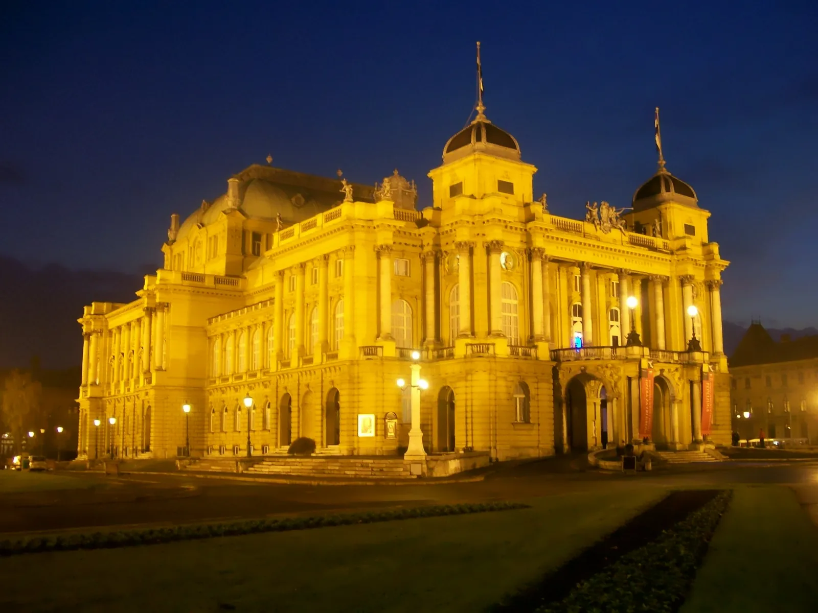 Nationalteatern i Zagreb på kvällen