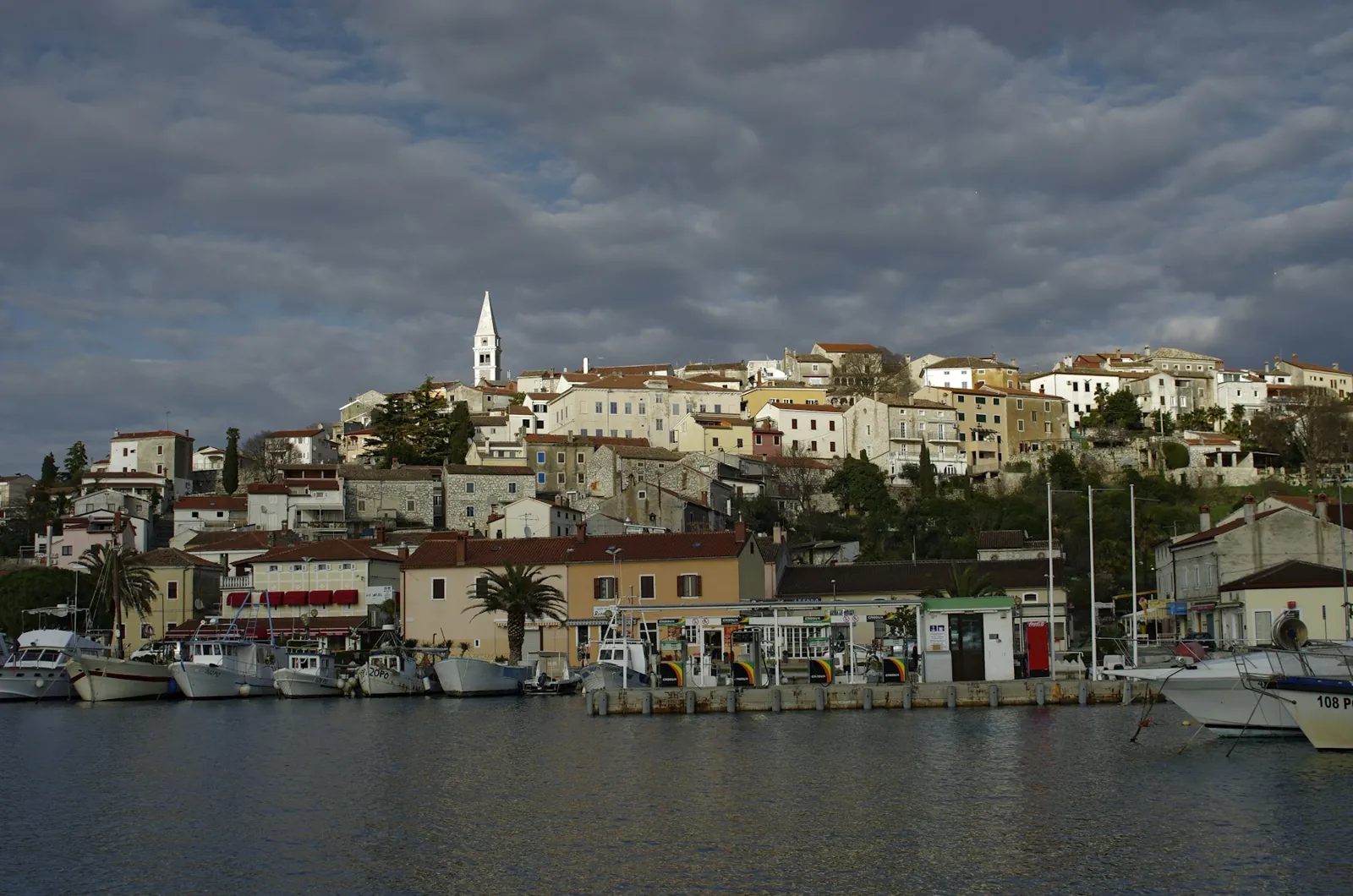 Vrsars hamn och bebyggelse