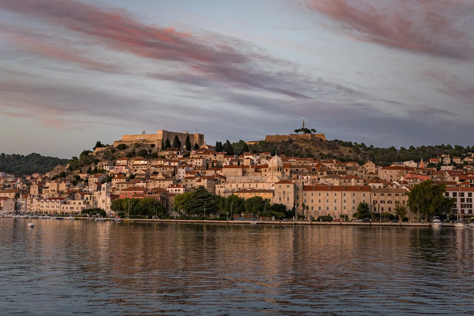 Šibenik sedd från vattnet