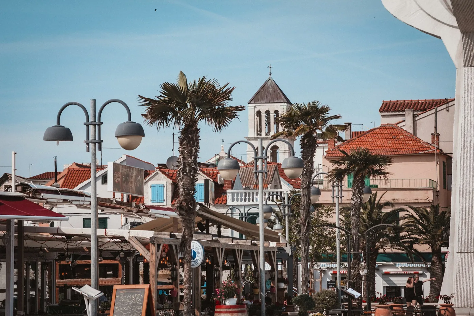 Gatumiljö med palmer i Vodice