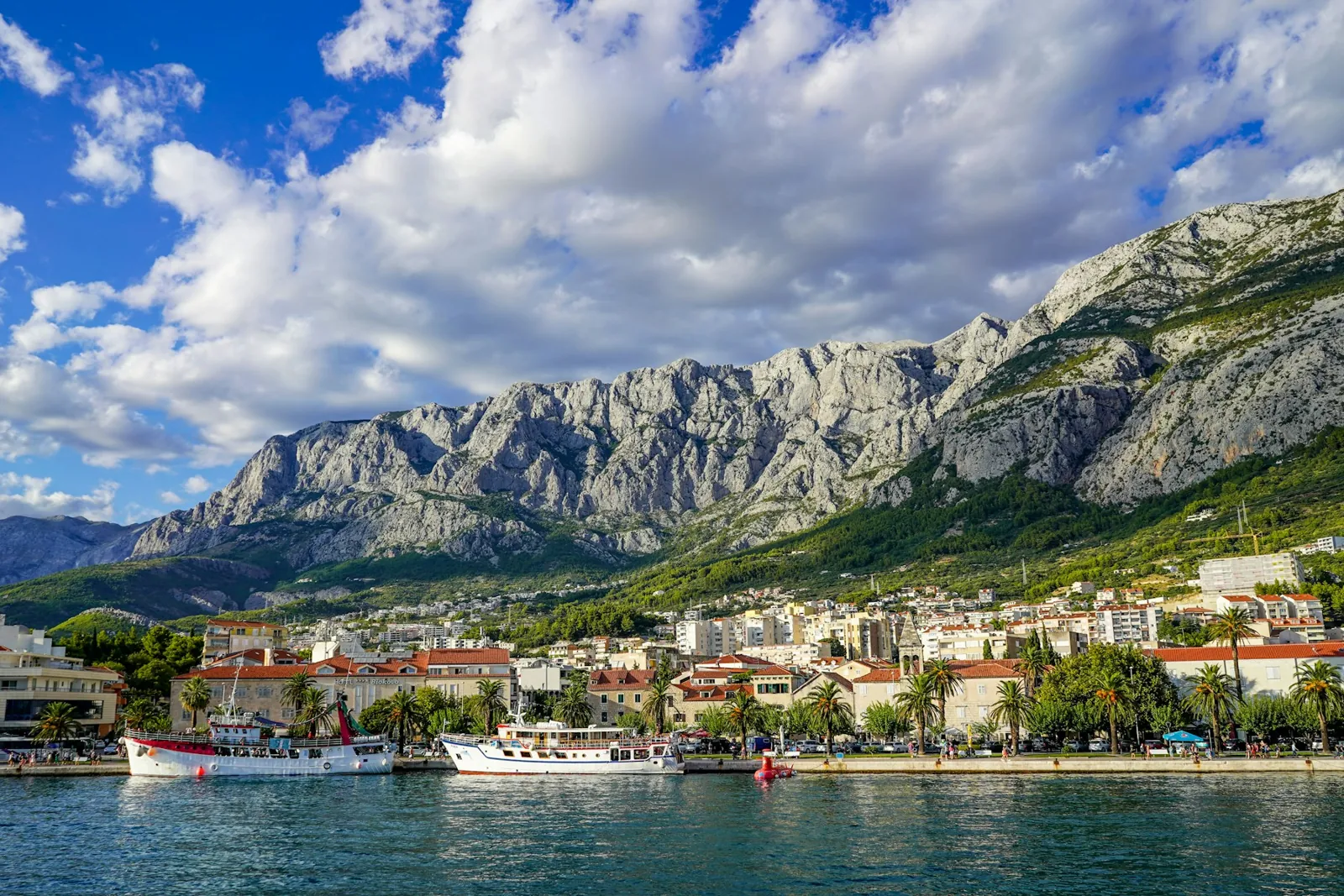 Makarska mellan bergen och havet
