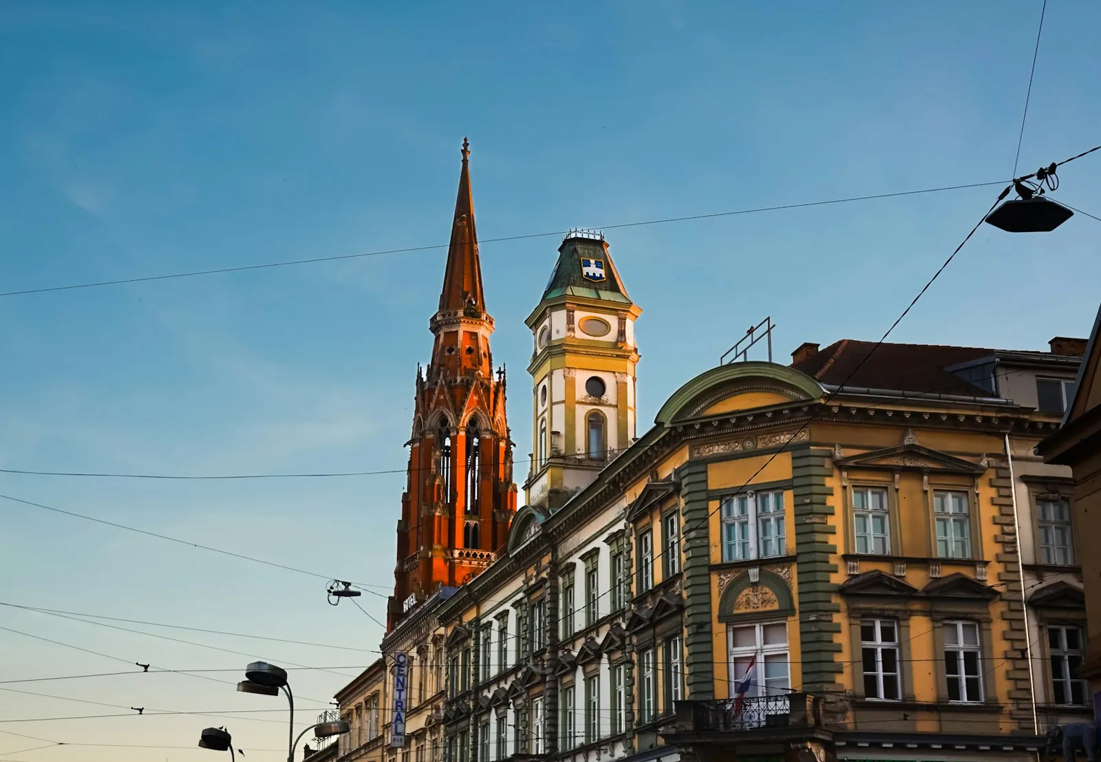 Kyrktorn och gatumiljö i Osijek