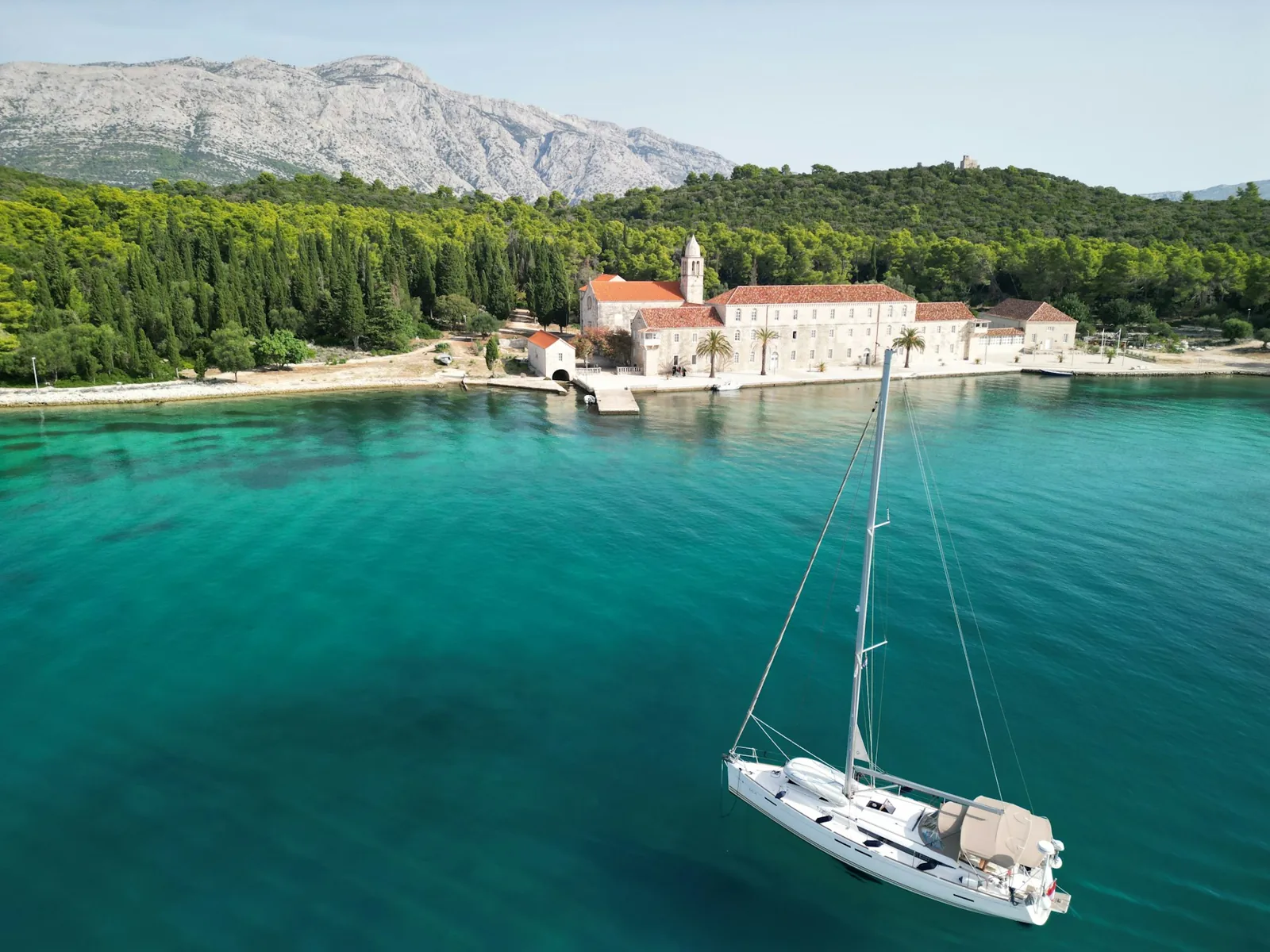 Segelbåt i vattnen vid Korčula