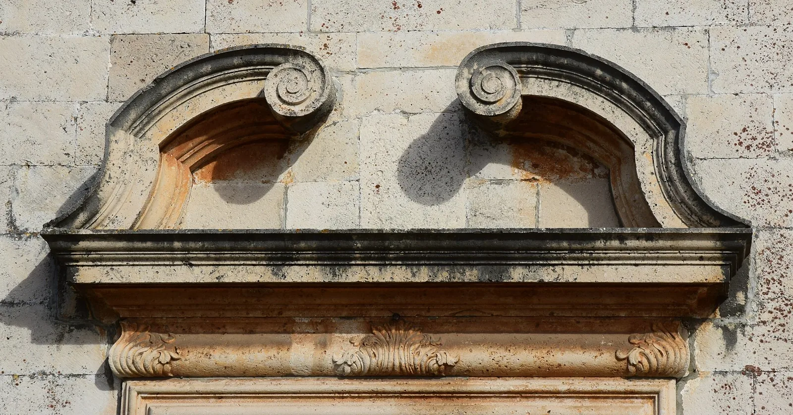 Detalj från en kyrkportal på Zlarin