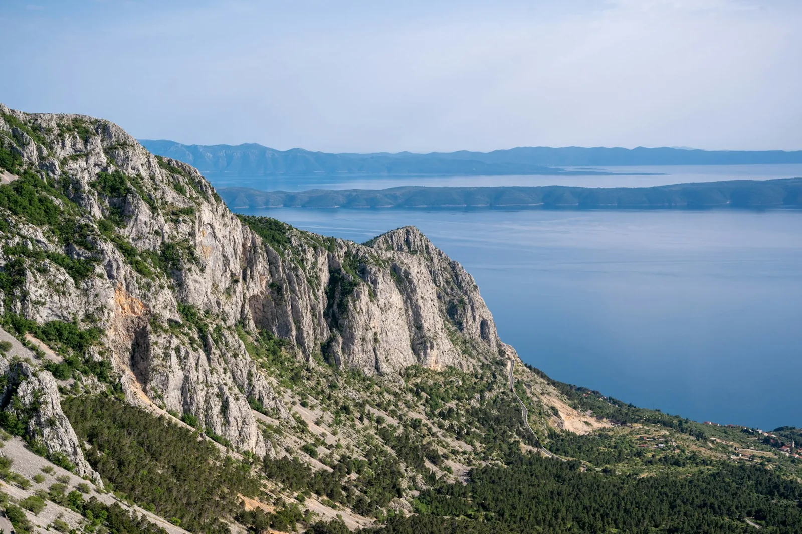 Bergslandskap i Biokovo med havet i fjärran