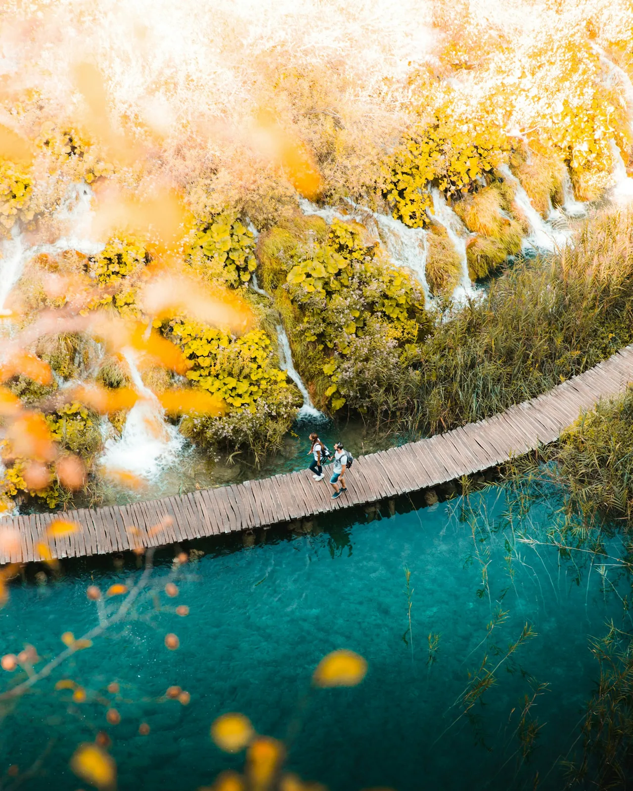 Spång över sjöarna i Plitvice