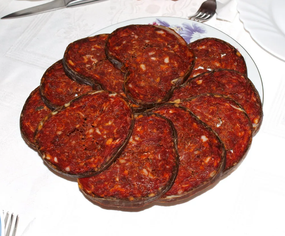 Slavonsk kulen, skivad och serverad