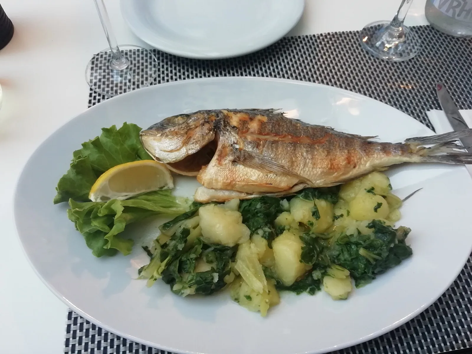 Illustrationsbild: grillad fisk med grönsaker och citron